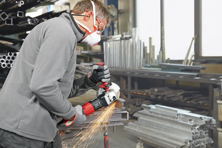 pics/Flex 2017/Winkelschleifer/406.503/flex-406503-1400-watt-winkelschleifer-application-sparks.jpg